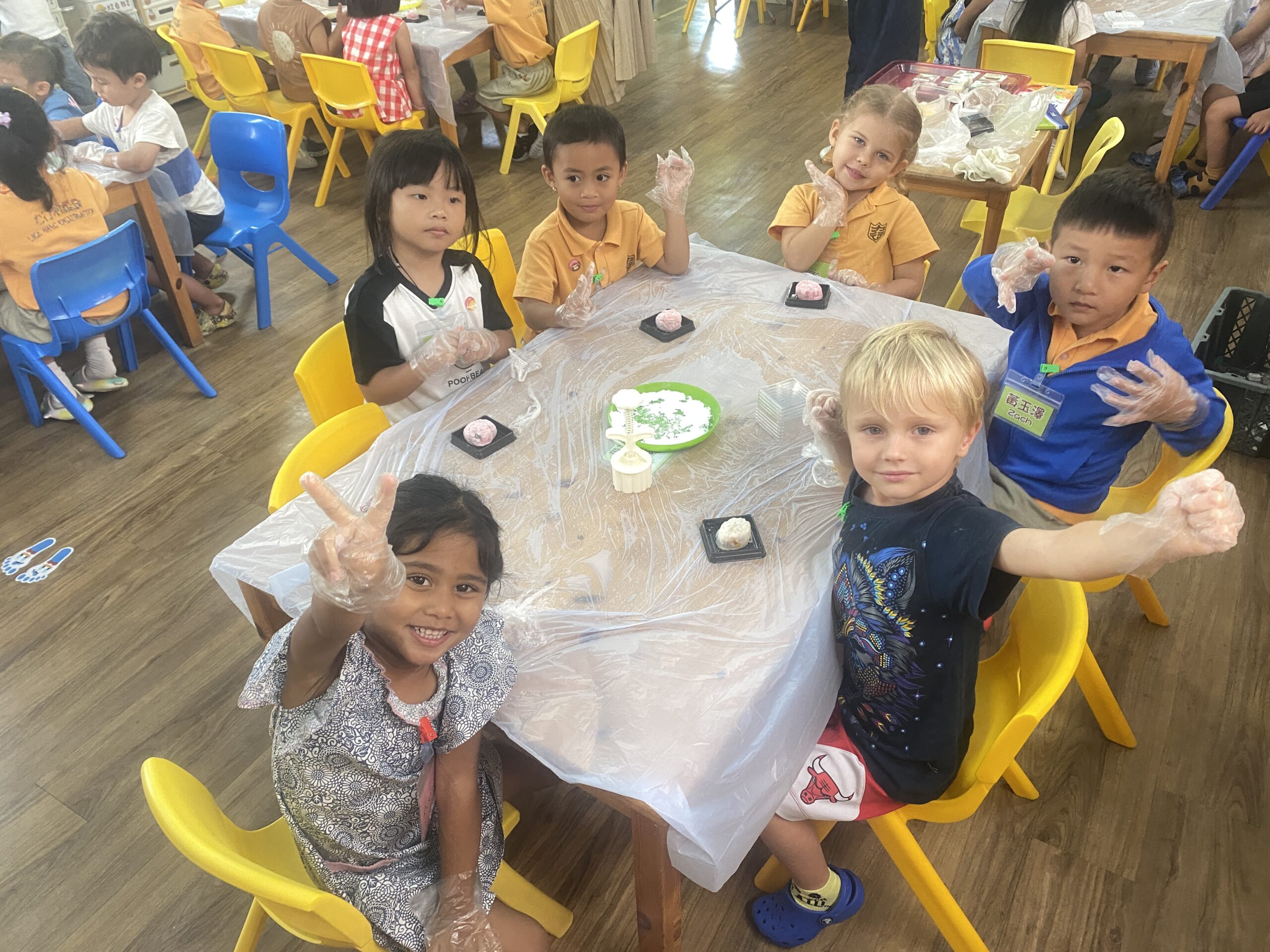 幼兒動手製作月餅