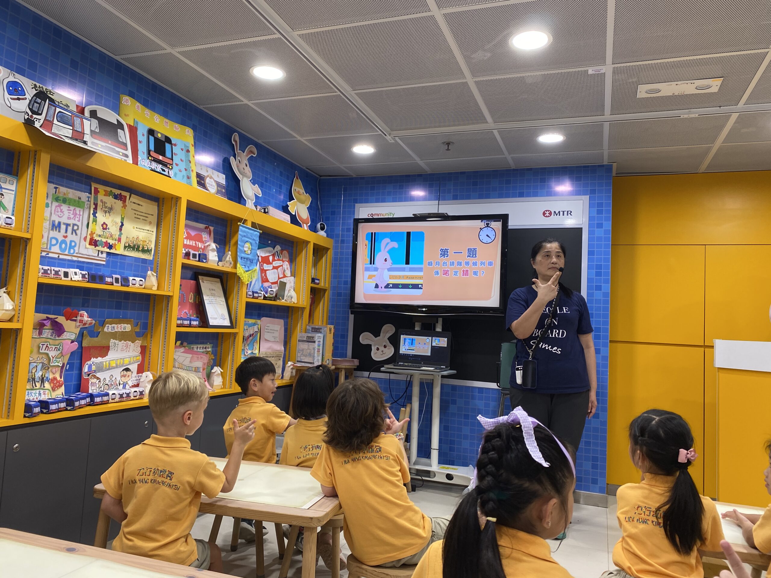 孩子專心參與