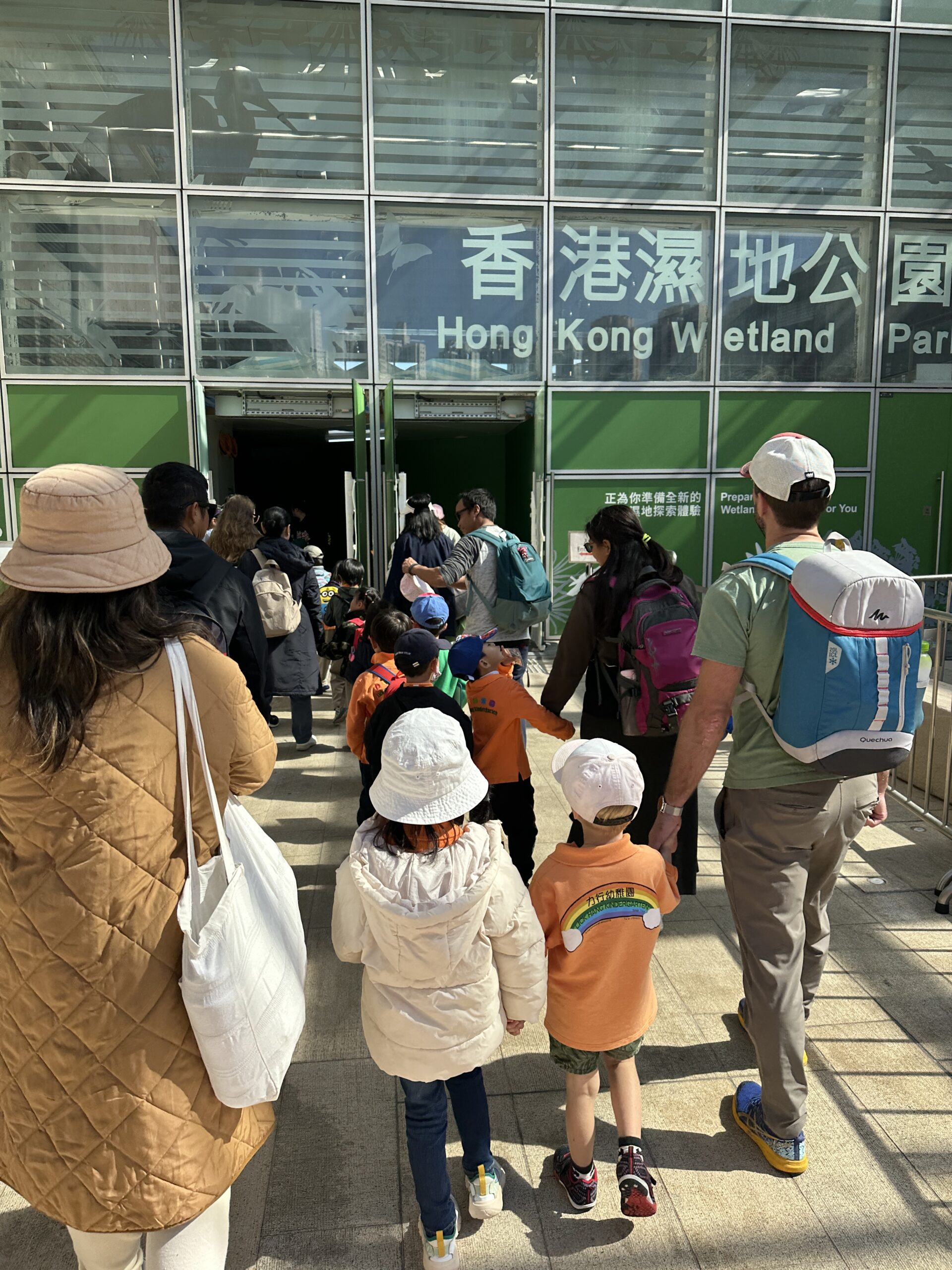 幼兒觀察濕地動植物