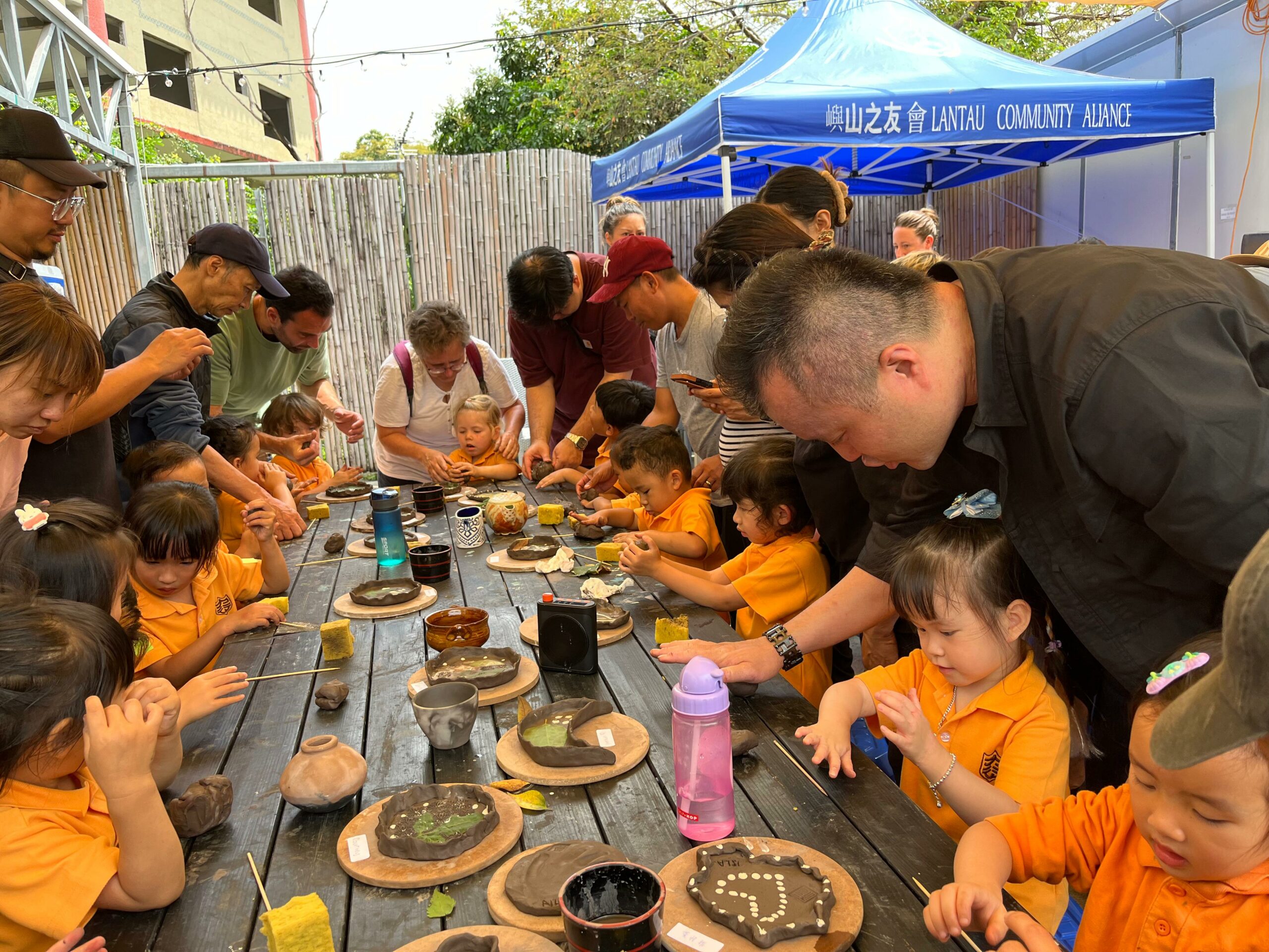 幼兒專注捏塑陶土
