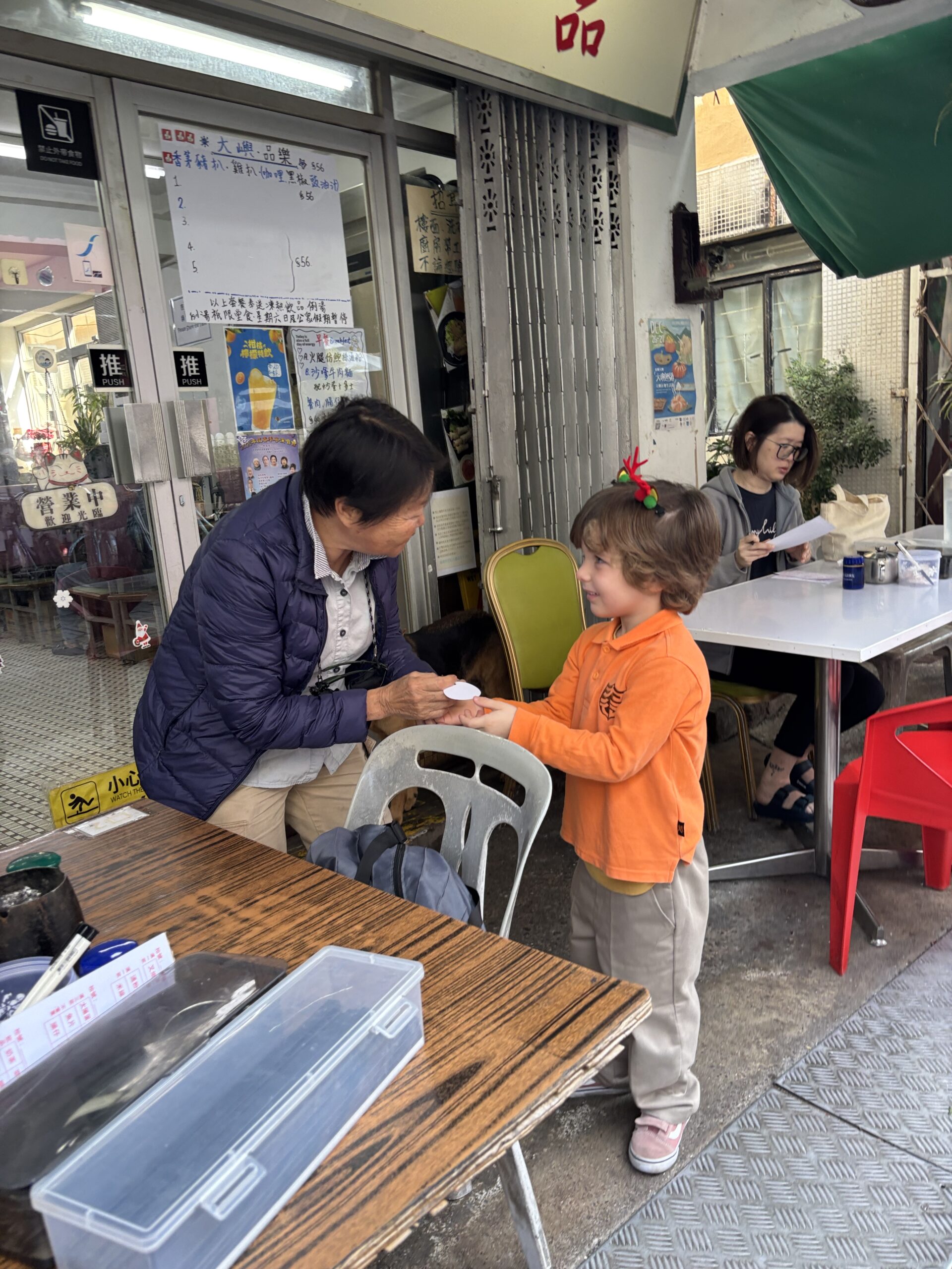 派發聖誕裝飾四